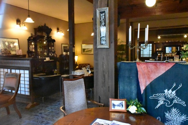 薬師湯の隣はカフェになっている