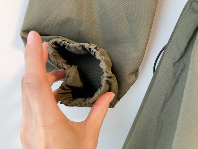 【ワークマン 高撥水シェルワンピースコート】袖口のゴムで腕まくりも楽ちん