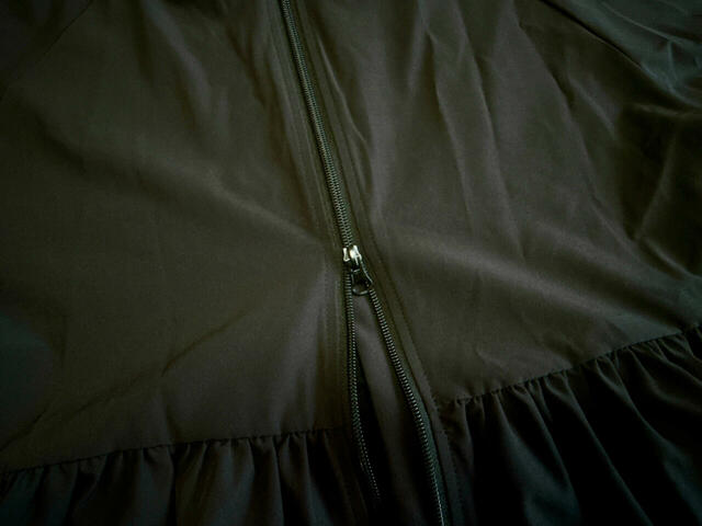 Wファスナー仕様なため、一部のみ閉めることができます