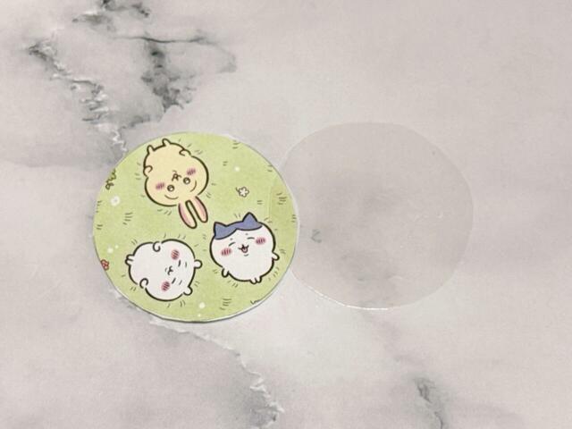 出てきたシールシートを、透明フィルムを貼ったままの状態でイラストの縁に沿ってカット！カットしていくうちに、透明フィルムは自然と剥がれていきます