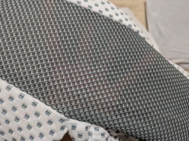 【ニトリ　横向き寝がラクなまくら】カバー側面はメッシュ状になっていて、通気性が良さそう！