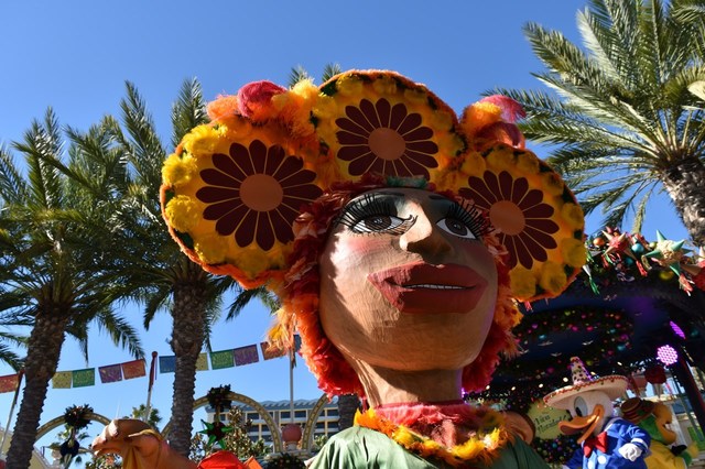 ダンサーを模した巨大人形も登場