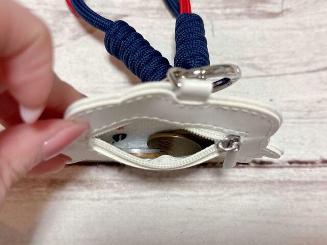 コインやアクセサリーなどの細かいアイテムを入れるのにちょうどいいサイズ感◎