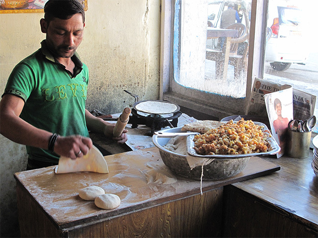 パン生地を延ばしたものに、ジャガイモなどの具を包んだラダック地方では定番の食事。