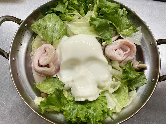 やさしい豆乳スープの「骸骨鍋」