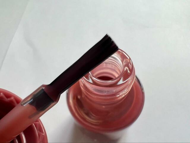 塗りやすい長さの筆【&nd by rom&nd グラッシードロップネイル RD01 ラズベリー】