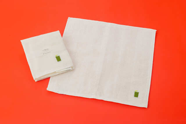 【nana's green tea「2026年福袋」】nana’s green tea の人気商品「抹茶白玉フロートラテ」を刺繍したかや織ふきん