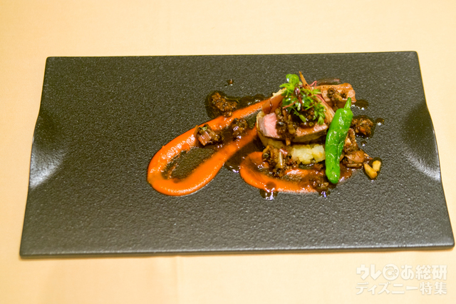 イベリコ豚のグリルとスパイシーなレッドパプリカのピュレ 茗荷とオリーブのタプナードソース|“ディズニー夏祭り”エンパイアディナー 10,000円|ディズニーアンバサダーホテル「エンパイア・グリル」