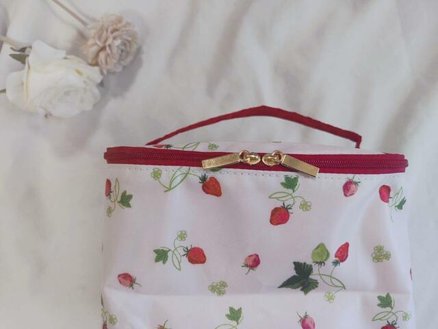 大人かわいいイチゴ柄のブライズポーチです♪