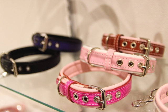 【天ノ介】首輪制作ワークショップを開催する天ノ介さん。可愛らしい首輪から本格的な首輪まで手掛ける天ノ介さんの指導のもと、オリジナル首輪を作れる。