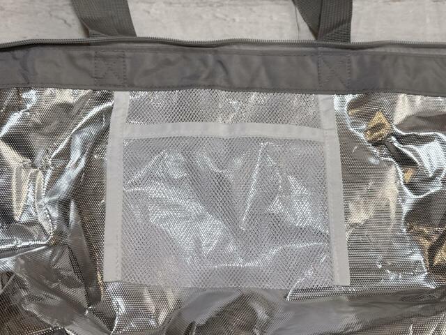 内側にはメッシュ素材のつりポケット付き