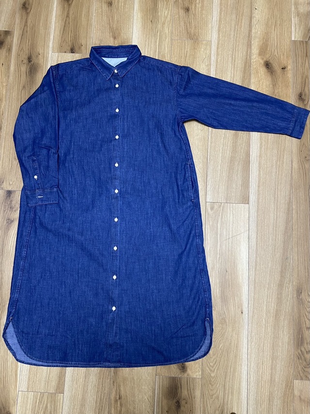 【無印良品　洗いざらし デニム長袖シャツワンピース】素材はオーガニックコットン100％。透け感や伸縮性はありません