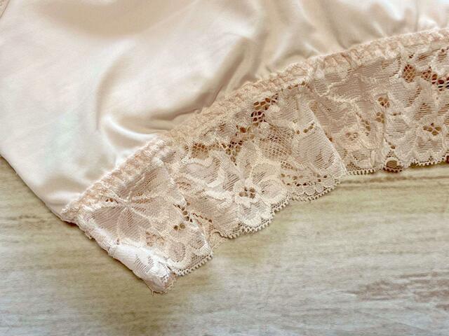 アンダーレースが後ろ姿もスッキリ見せてくれます♪