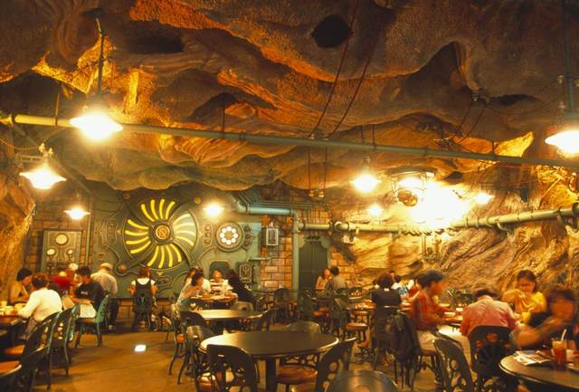 ヴォルケイニア・レストラン　©Disney