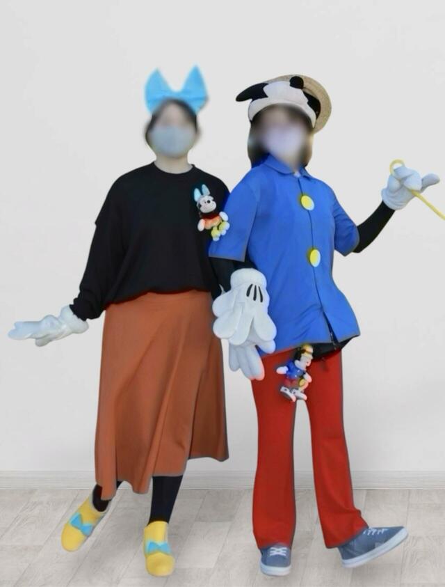 市販の服に小物を付けただけの仮装/ぬいぐるみバッジと一緒に