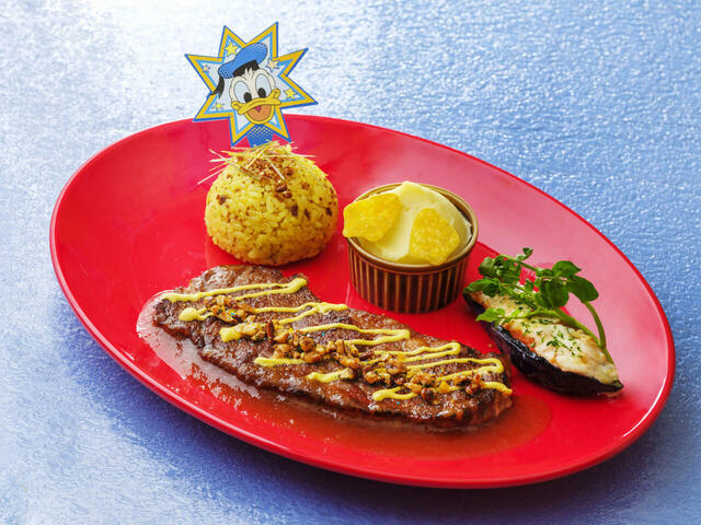 ステーキプレート 2,980円|販売店舗:センターストリート・コーヒーハウス| 東京ディズニーランド ディズニー・パルパルーザ「ドナルドのクワッキー・ダック!ダック!ダックシティ!」スペシャルグッズスペシャルメニュー