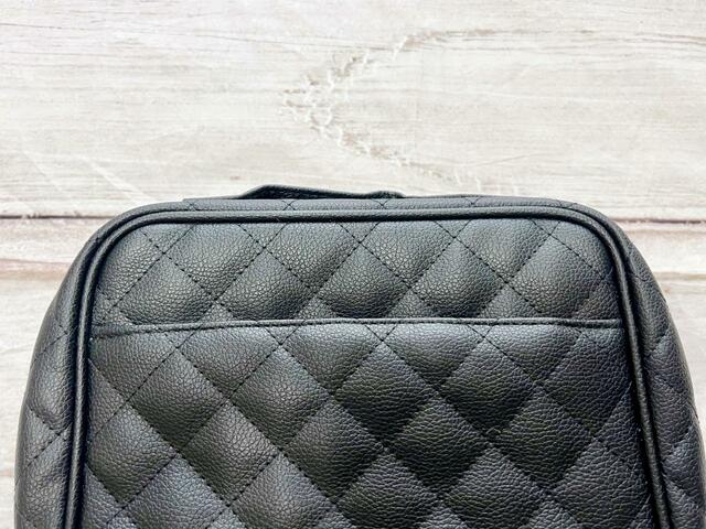 【nanakoななこがさらに本気で作った leur charme COSME POUCH BOOK BLACK】バックにはポケット付き