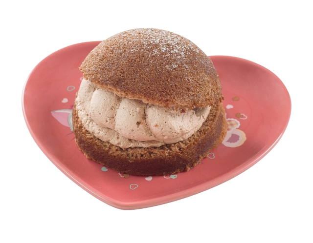 チョコレートクリームのパフケーキ、スーベニアプレート付き ¥880【販売店舗】ケープコッド・クックオフ｜東京ディズニーシー「スウィート・ダッフィー」スペシャルメニュー（2017年）