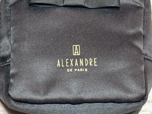 前面下部にはゴールドカラーの「ALEXANDRE DE PARIS」のブランドロゴプリント入り！