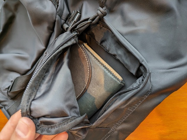 【GU ナイロンツイルバックパック+E】長財布もすっぽり入る前面ポケット