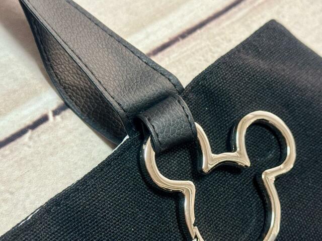カラビナはPVC合皮のストラップについています