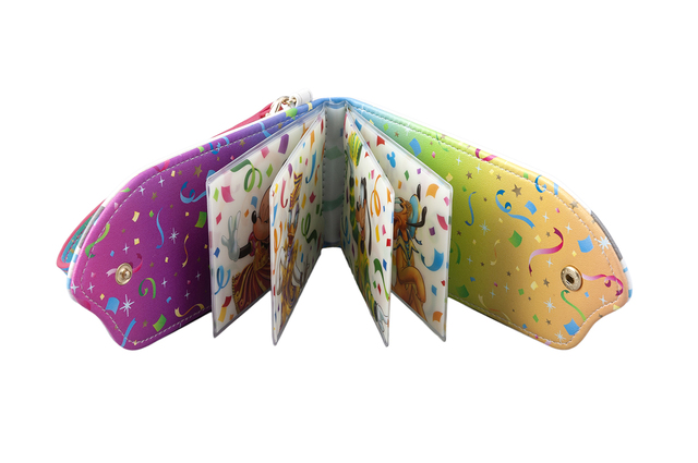 パスケース 1,900円｜（本体）縦約7.5×横約15.5cm、4枚収納｜東京ディズニーランド「グランドエンポーリアム」、東京ディズニーシー「エンポーリオ」｜東京ディズニーリゾート35周年グランドフィナーレ