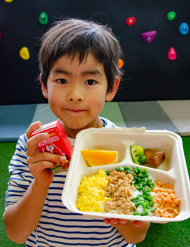 「ヒキダスKidsスノーボードアカデミー」専用ルームでのランチ 