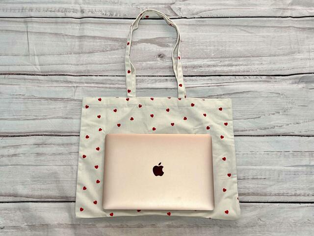 トートバッグはMacBook Airも楽々入るビッグサイズ！
