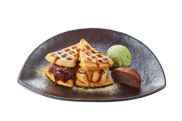 「和風黒蜜きなこワッフル」＜価格：580円（税込）＞ 【宮崎産マンゴー使用の濃厚サンデー＆やさしい甘さの黒蜜アイス！やよい軒に「春夏限定デザート」が登場！】