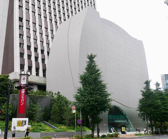 損保ジャパンビルの手前に建てられた新美術館棟