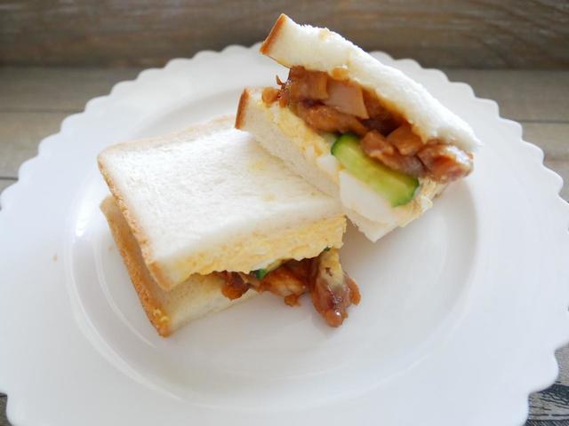 パンは耳付きで、見た目以上のボリューム【たまご照り焼きチキンサンド　税込235円】