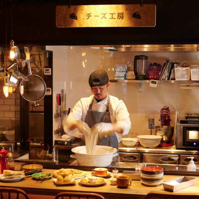 併設工房では毎日、自家製フレッシュチーズの仕込みが！