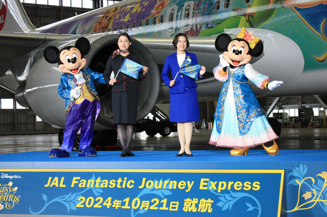 フラッグをもって記念撮影！ミッキーとミニーも嬉しそう【JAL Fantastic Journey Express】