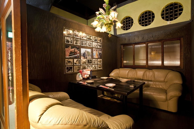 京町恋しぐれ シャンデリアとソファー席