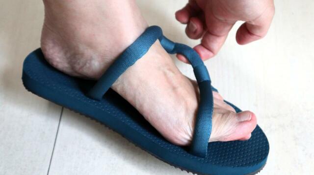 【mont-bell ソックオンサンダル】最初に履く時だけ、足の形にフィットするよう整えておきましょう 