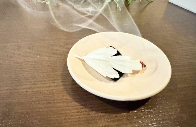 【葉っぱのお香 HAKO】煙のくゆる様子はずっと見ていられる