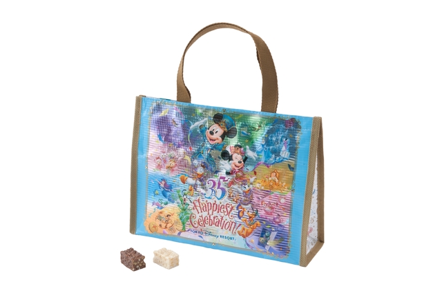 アーモンドチョコレートバー 1,500円｜高さ約19.5×幅約26.5×マチ約8cm｜内容量：28個（ミルク14個、ホワイト14個）｜東京ディズニーリゾート35周年“Happiest Celebration! ”スペシャルグッズ