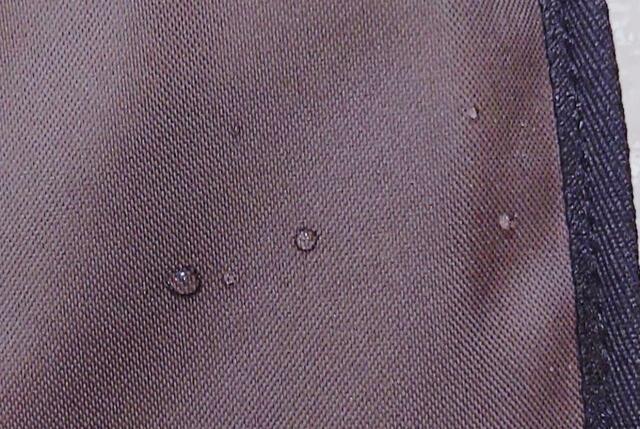 撥水加工されているので、水を弾きます