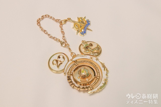 クリスタルスフィアにチャームとチェーンをつけたところ