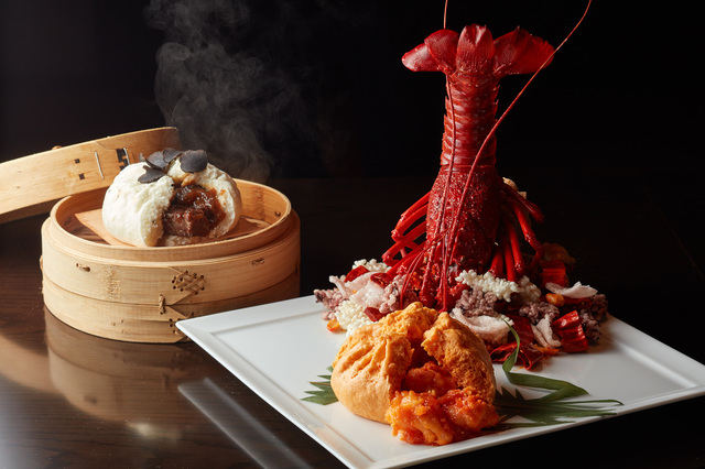 「まるまる伊勢海老1尾のチリソースと神戸牛の中華まん」