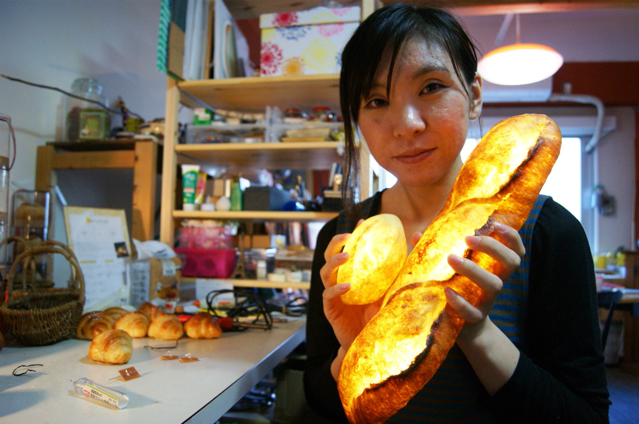 パンが光る! 本物のパンを使った照明器具「パンプシェード」のアトリエ