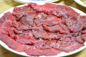 人気の秘密は新鮮な牛肉。赤味なのにやわらかい