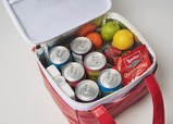 【『Coleman BRAND BOOK #08 保冷バッグ RED』(宝島社)】350mL缶6本+軽食が入るサイズ。500mLペットボトルも入る!