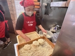 【青木屋】智子さんが、昨日仕込んだコロッケのタネにバッター液と生パン粉を付けています
