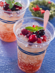スパークリングカクテル（ミックスベリー） 680円｜東京ディズニーシー「ザンビーニ・ブラザーズ・リストランテ」｜東京ディズニーリゾート「ディズニー・クリスマス」