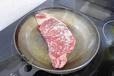 【冷凍ステーキ】冷たいフライパンで焼きます