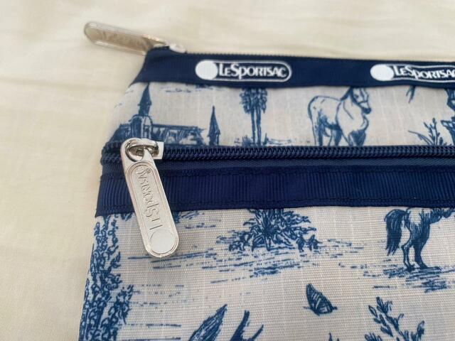 【LEE 2023年4月号付録】チャックにもしっかりとLeSportsac（レスポートサック）のロゴ