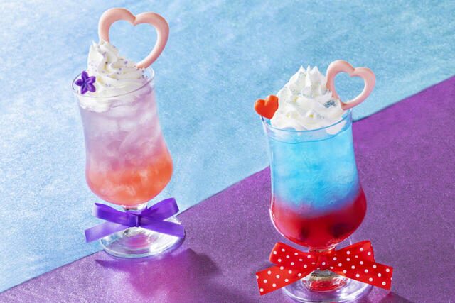 2026年2月1日～2026年3月8日 ドリーマーズ・ラウンジ ディズニー・パルパルーザ“ミニーのファンダーランド”スペシャルドリンク～ビビッドリボン～（右）ディズニー・パルパルーザ“ミニーのファンダーランド”スペシャルドリンク～ブルーミングシトラス～（左）