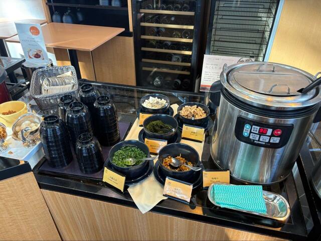 【カフェトスカ モーニングブッフェ】味噌汁コーナーには小ねぎ・岩のり・油揚げなど薬味が豊富◎自分好みの味噌汁を一杯♪