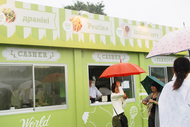 インドカレーやフォーなどのアジア料理ブース